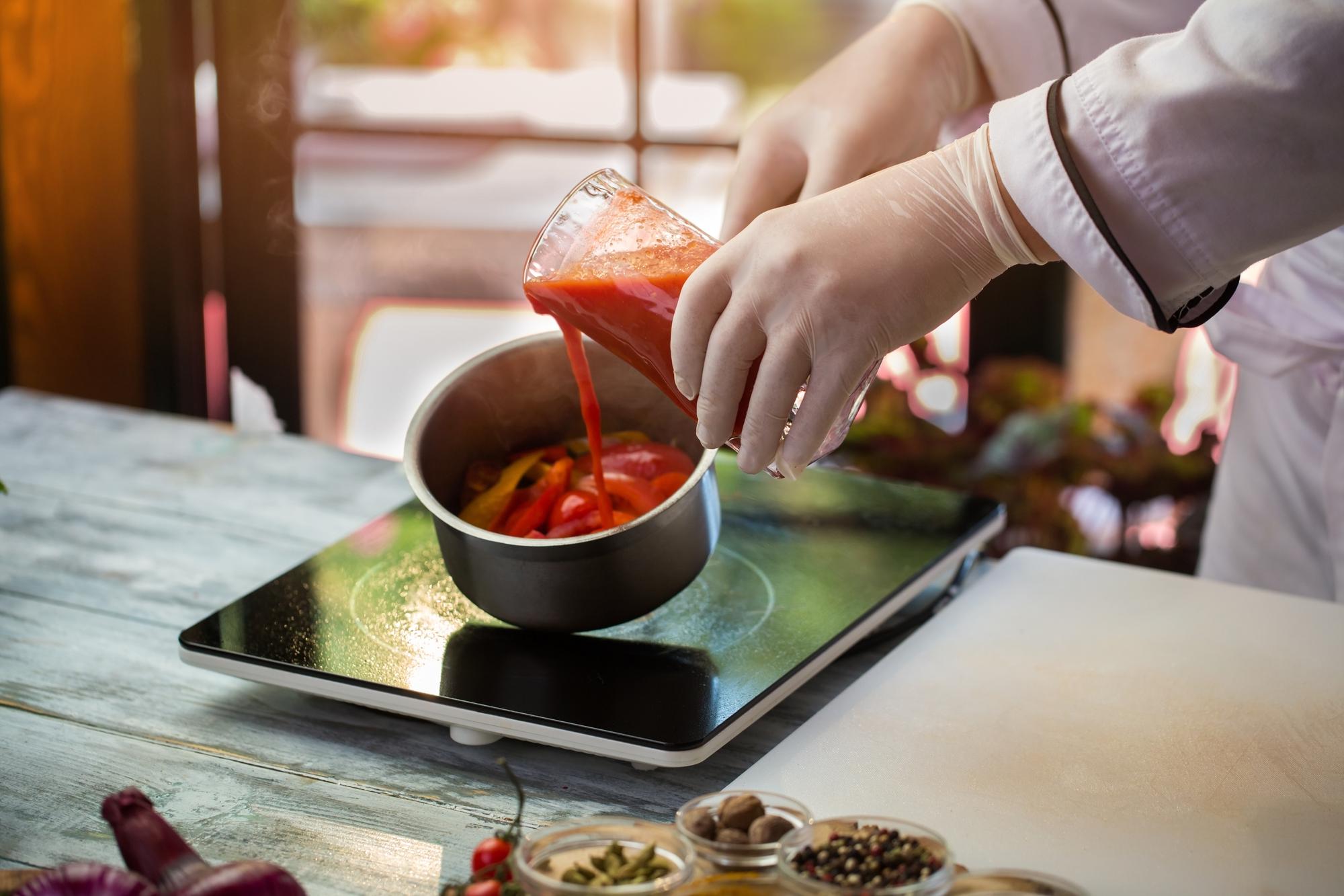 Chef locale che prepara un piatto tradizionale in cucina moderna