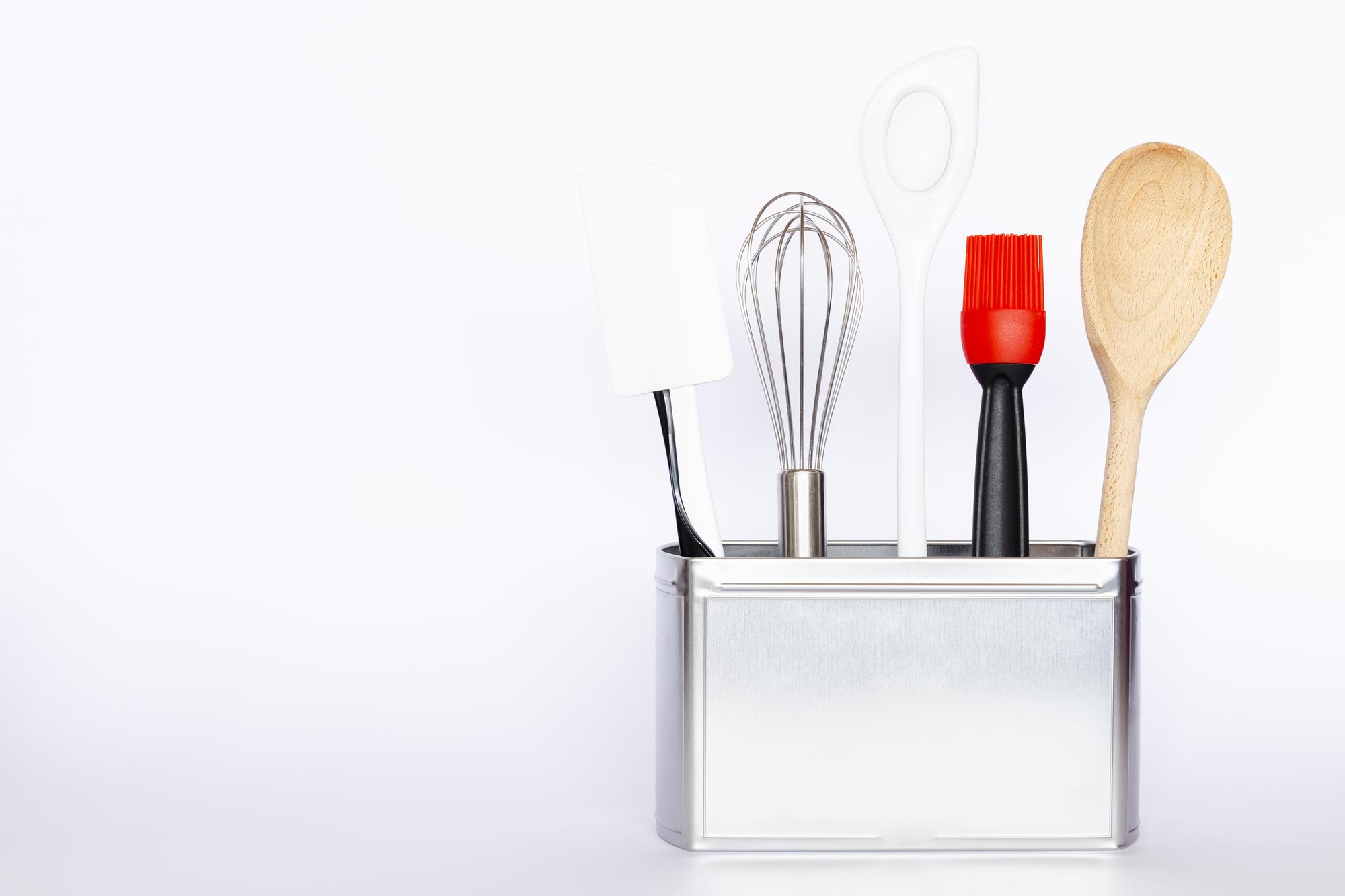 Banco di lavoro in cucina con utensili high-tech