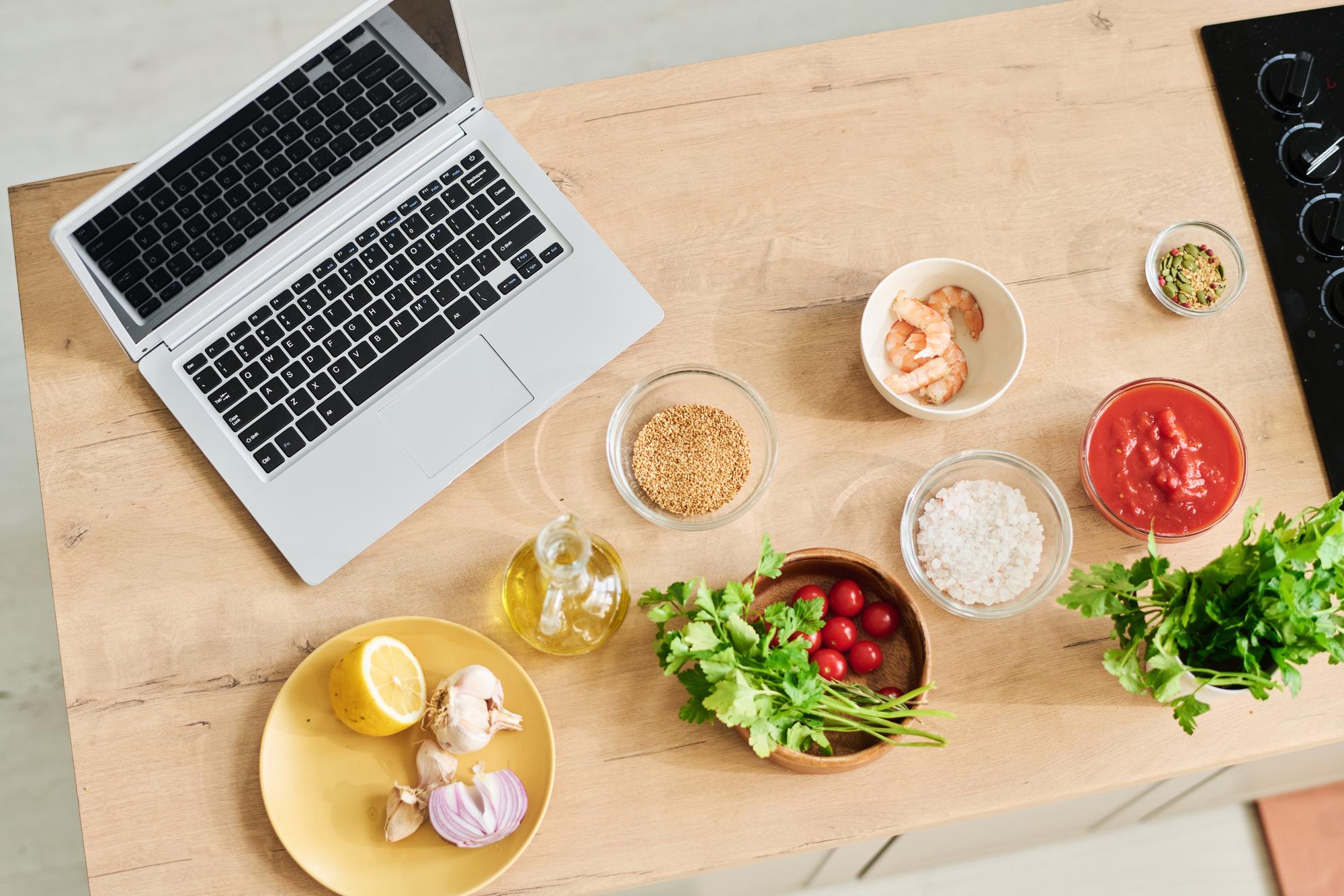 Ingredienti locali disposti in composizione minimal