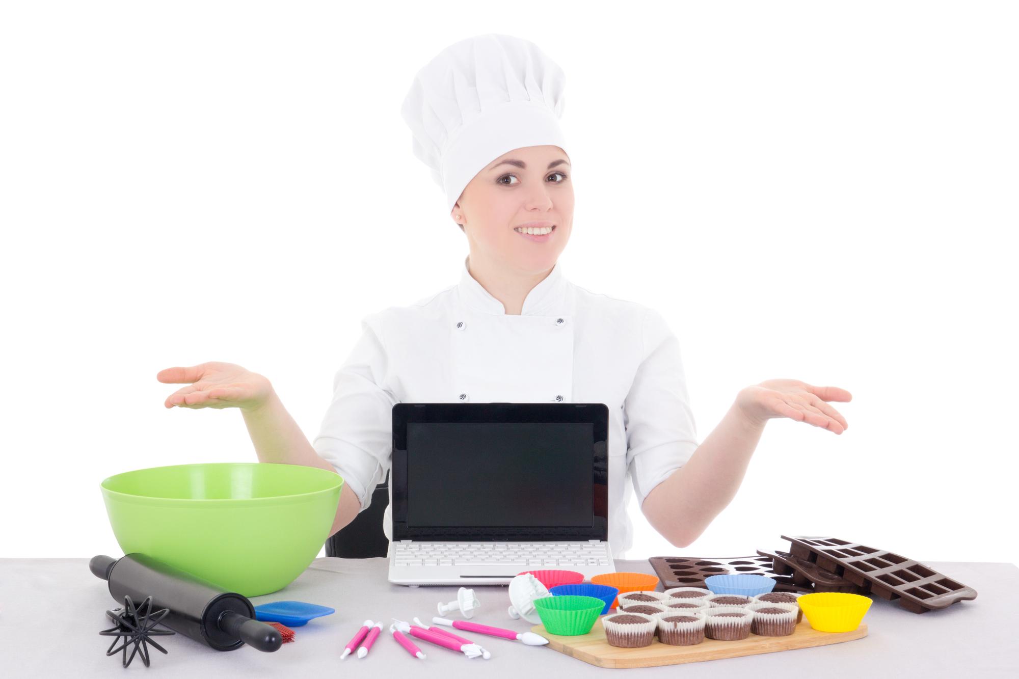 Cucina futuristica con chef che insegna online