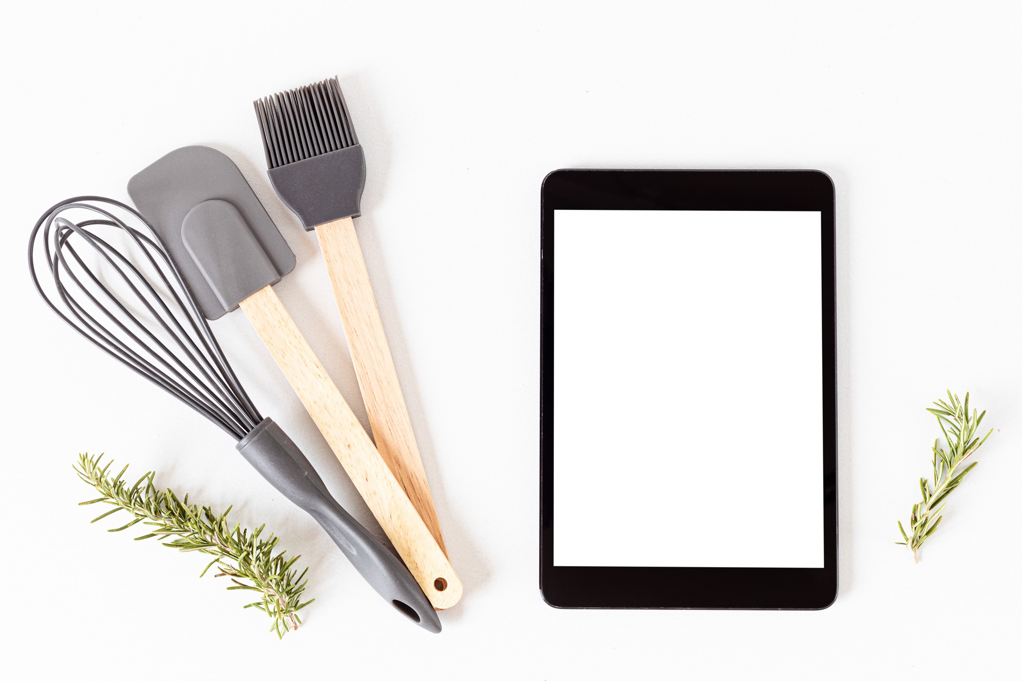 Set di utensili e tablet per lezioni di cucina